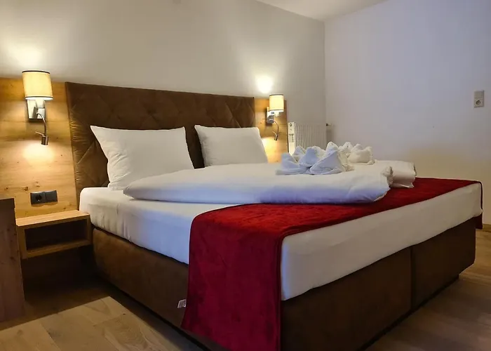 Alpenhof*** מלון